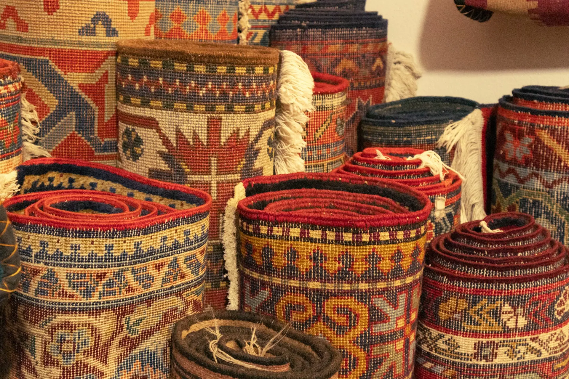 A bunch of baskets that are sitting on the floor